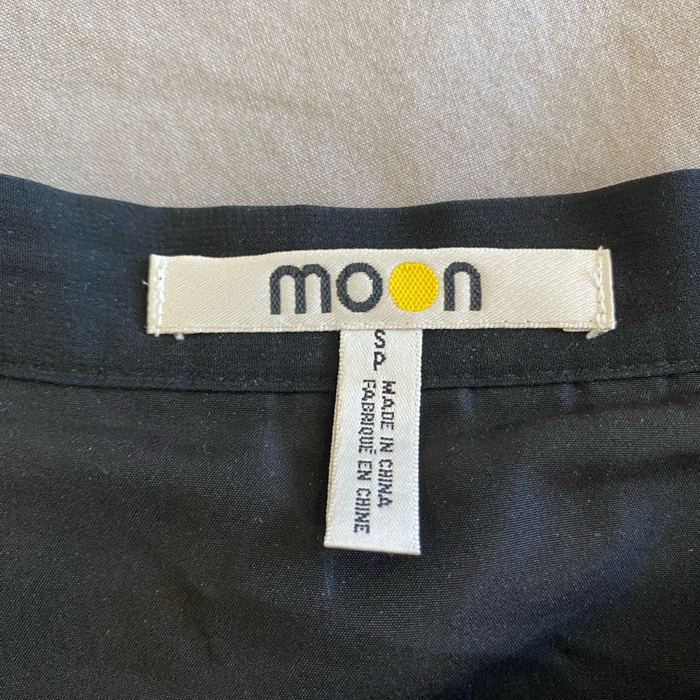 Black pleated mini skirt with lace detailing - Picture 2 of 4